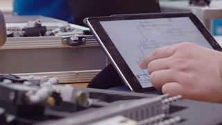 Eigene Tablets und selbst entwickelte Apps bilden die technische Grundlage des digitalisierten Ausbildungsprogramms. (Bild: Riva GmbH Engineering)