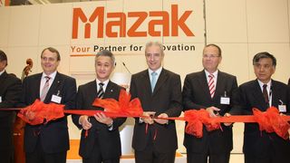Ribbon Cutting Ceremony zur Eröffnung des Mazak-Technologiezentrums in Leipzig: Marcus Burton, Group Managing Director Europe, Mazak-Präsident Tomohisa Yamasaki, Stanislaw Tillich, Ministerpräsident von Sachsen, Uwe Albrecht, Bürgermeister von Leipzig, und Kenji Okada, Gesandter der japanischen Botschaft (von links).  (Bild: Kroh)