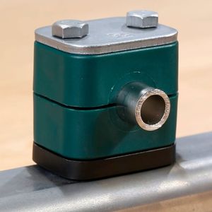 Eine Distanzplatte aus Kunststoff sorgt bei der Stauff-Methode für den erforderlichen Abstand zwischen Schellenkörper und Unterkonstruktion.