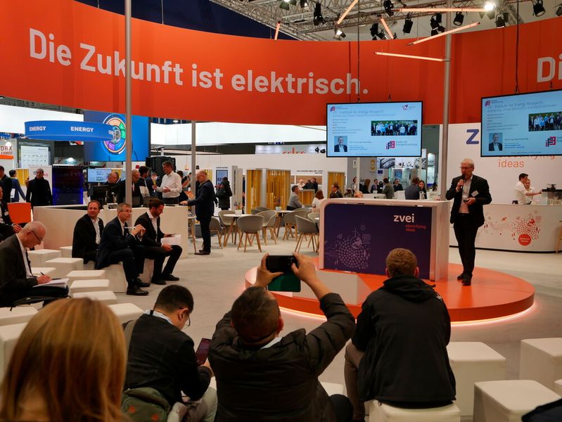 Zur Hannover Messe gehören Fachvorträge. Dafür wurden auf dem Messegelände gleich mehrere Bühnen aufgebaut.  (Bild: Sandro Kipar/VCG)