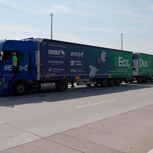 Um mehr Güter von der Straße auf die Schiene zu bringen und damit die CO2-Emissionen zu reduzieren, hat der Verband der Deutschen Automobilindustrie zusammen mit Volkswagen, Schmitz Cargobull, dem TÜV Rheinland, Sesé, Kombiverkehr und MegaHub Lehrte das Pilotprojekt EcoDuo gestartet. Ziel ist die Optimierung des Vor- und Nachlaufs im kombinierten Verkehr.(Bild:  VDA)