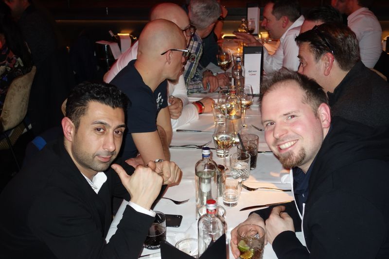 Siamak Dalai, LCD Media, und Christian Tienemann, iiyama, tauschen sich aus. (Bild: IT-BUSINESS)