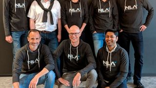 Das NLA-Management Miriam Kröger (oben, 4.v.l.) und Philipp Schröder (untern, 1.v.l.) mit den Start-up-Unternehmern des ersten Accelerator-Durchgangs. (NLA)