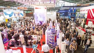 Die Messen Motek und Bondexpo öffnen vom 6. bis 9. Oktober 2014 wieder ihre Pforten auf dem Messegelände in Stuttgart. Erwartet werden rund 1000 Aussteller aus 25 Ländern, welche ihre neuen Produkte dem Fachpublikum präsentieren werden. (Bild: Motek)