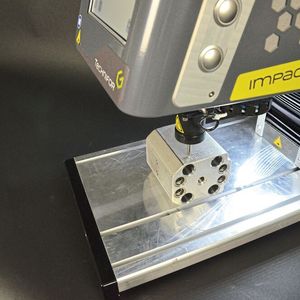 Markierung auf einem Block mit dem Impact-Nadelpräger.