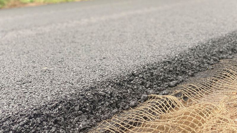 Das im Asphalt eingebettete Sensorgewebe soll kontinuierlich Messwerte liefern, aus denen sich Aussagen über den internen Zustand der Asphalttragschicht ableiten lassen.(Bild:  Fraunhofer WKI)