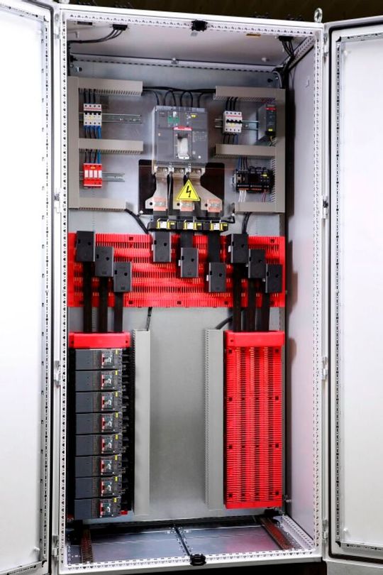Auf der Rittal-Seite ist die Basis für gemeinsamer Entwicklungen: „Rilinex“, eine Plattform für Sammelschienensysteme sowie  Schaltgeräte und USV-Anlagen von ABB.(Bild:  Rittal Gmbh & Co. KG)