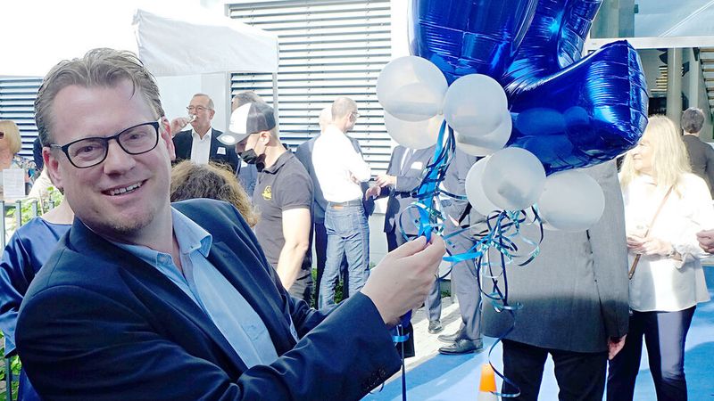 Die Glückwünsche des Landesverbands Baden-Württemberg überbrachte Hauptgeschäftsführer Carsten Beuß. (Bild: Zietz/»kfz-betrieb«)