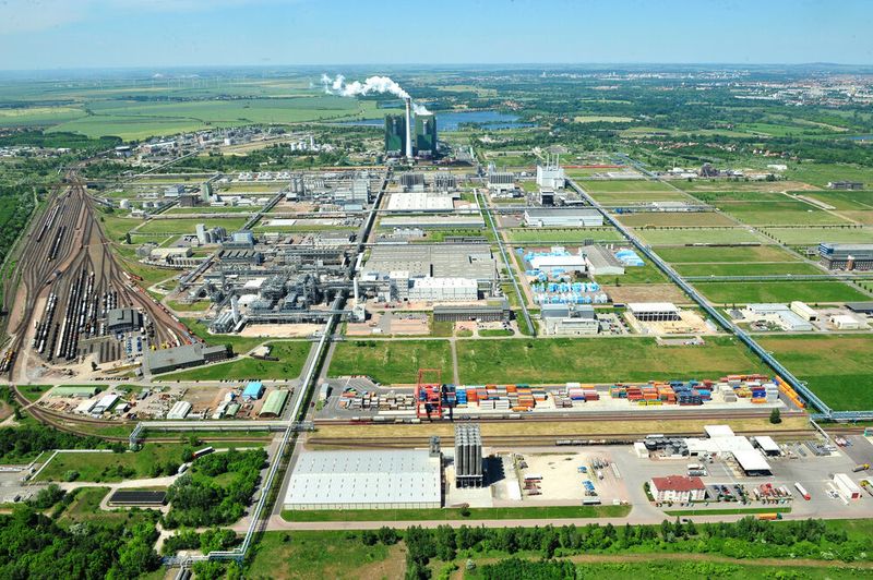 06. Valuepark 
Die Chemie- und Kunststoffproduktion ist einer der Schwerpunkte des Valueparks. Mit einer Gesamtfläche von schätzungsweise 600 ha gehört der Chemiepark zu den zehn größten in Deutschland. Aktuell verfügen 26 Unternehmen über einen Standort auf dem Gelände in Sachsen-Anhalt. Insgesamt beschäftigen die Konzerne alle zusammen ca. 2300 Mitarbeiter.
 (ValuePark / Horst Fechner)