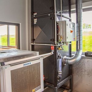 Der Nassabscheider Dustomat Hydro passt dank seiner kompakten Abmessungen perfekt in den Nebenraum der Schleiferei. (Bild:  Esta)