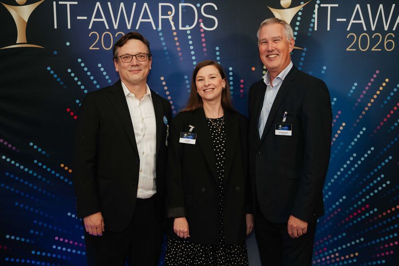 Christoph Weissthaner (l.) und Ana Omlitz von Nextcloud gemeinsam auf dem Bild mit Alfred Voehringer von T-Systems. (Bild: Manuel Emme Fotografie)