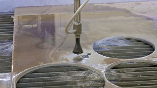 Wasserstrahlschneidanlagen mit einem neuartigen Konzept für mehr Präzision und Geschwindigkeit zeigt Imes-Icore auf der Metav 2014. (Bild: Imes-Icore)