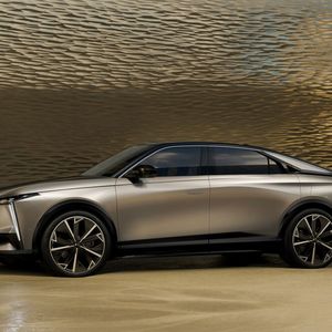 Der No8 kommt auf 4,82 Meter Länge und ist damit eigentlich im Mittelklasse-Segment zuhause.(Bild:  DS Automobiles)