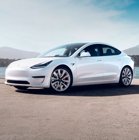 Ein weißes Tesla Model 3 löste bei der Polizei in Mettmann „Einbruchalarm“ aus.(Bild:  Easton Chang)