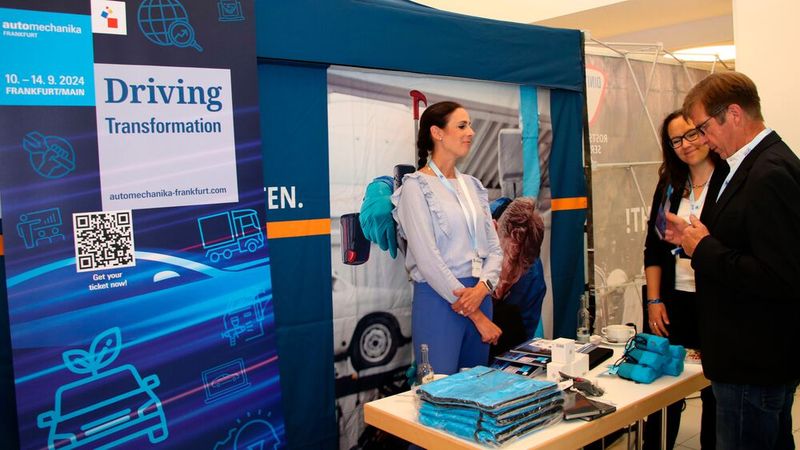 Am Stand der Messegesellschaft Frankfurt wurden Programmdetails zur diesjährigen Automechanika 2024 bekannt gemacht. (Bild: Klasing)