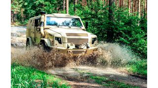 Magirus meldet die Übernahme von Achleitner Fahrzeugbau aus Tirol als erledigt. Damit kann Magirus im Bereich Verteidigung und Sicherheit mehr anbieten. Hier ein von Achleitner geschaffener, geländegängiger Panzerwagen namens PMV Survivor II in schwierigem Gelände. (Bild: Achleitner Fahrzeugbau)