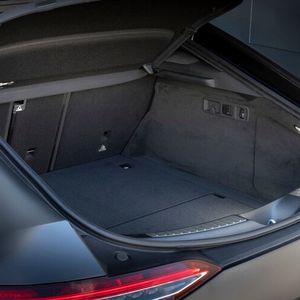 Das Kofferraumvolumen gibt Mercedes mit 461 bis 1324 Litern an.