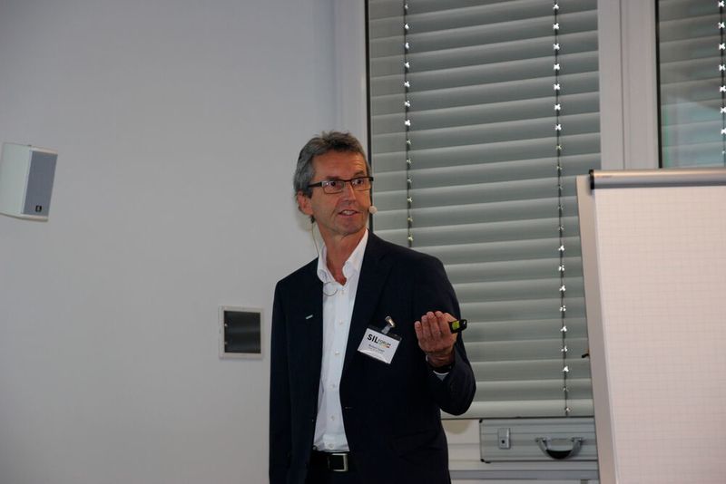 Welche Lösungen gibt es für Ansteuerungen von Prozessarmaturen unter der Berücksichtigung der funktionalen Sicherheit? Reiner Laun, Industry Segment Manager mit Schwerpunkt Chemieindustrie bei Festo, zeigte dies konkret am Beispiel Magnetventil auf. Unter anderem widmete der Experte sich auch der Frage, was SIL-Zertifikate eigentlich bedeuten und wie man sie richtig liest. (Kempf / PROCESS)