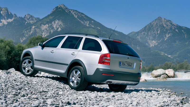 Im August 2006 wurde der nach Audi-A6-Vorbild höhergelegte, mit Kunststoff beplankte und mit permanentem Allradantrieb ausgestattete Octavia Scout vorgestellt. (Bild: Škoda)