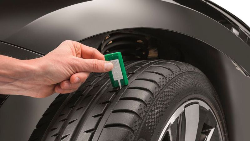 Die Profiltiefe lag nur bei wenigen untersuchten Reifen unter 1,6 Millimetern.(Bild:  Dekra)