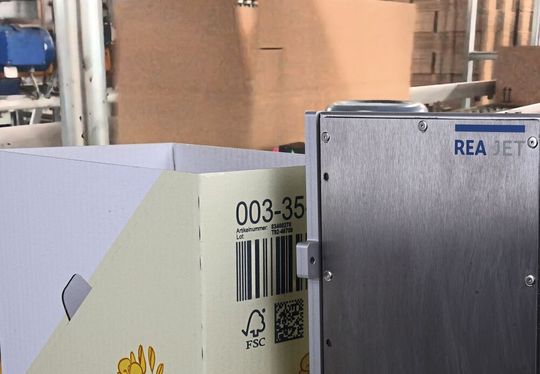 Die Kartonagenbeschriftung klappt mit dem REA Jet UP auch auf glatten Flächen („UP“ steht für „Universal Print“).(Bild:  REA)