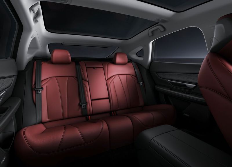 Im Fond dürfte es genug Platz für mitreisende Passagiere geben, damit auch längere Strecken angenehm bleiben. (Bild: Xpeng)