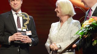 Bundesforschungsministerin Johanna Wanka (CDU) überreichte SAG-Geschäftsführer Georg Kürfgen den Hermes Award 2014 während der Eröffnungsfeier zur Hannover Messe. (Deutsche Messe)