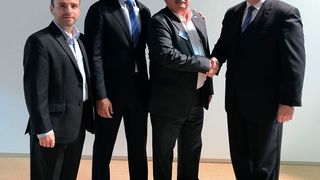 Die Vereinbarung zwischen Harting und Heilind Electronics wurde auf der Messe „electronica“ in München unterzeichnet. Von links zu sehen: Robert Clapp jr., Corporate Operations bei Heilind Electronics, Jon DeSouza, Präsident und CEO Harting Americas. Alan Clapp, Vice President bei Heilind Electronics, und Edgar-Peter Düning, Geschäftsführer Harting Electric. (Harting)