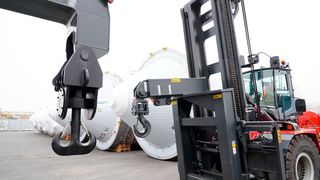 Unterschiedliche Hakenkonzepte beim Kalmar-Reachstacker (links) und -Frontlader machen flexibel. Beim Stapler etwa kann der Haken drei Positionen einnehmen, um das System dem Gewicht der Traglast anzupassen. (Bild: Kalmar)