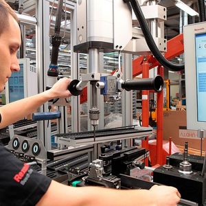 Monitore an der vernetzten Multiproduktlinie im Bosch-Werk Homburg zeigen auf den jeweiligen Mitarbeiter abgestimmte Arbeitsanweisungen an.