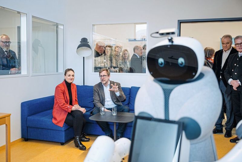 Prof. Alexander König im Gespräch mit der Bayerischen Gesundheitsministerin Judith Gerlach. Vorne: Der neue Garmi. (Bild: Max Merget)