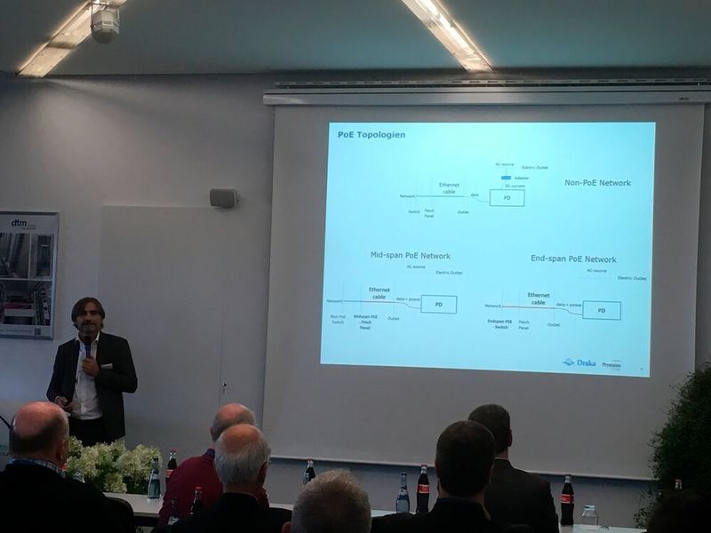 Zoran Borcic von Draka thematisierte die Stromversorgung über Ethernet, englisch Power over Ethernet (PoE). Die Stromversorgung über ein vorhandenes Kupferdatenkabel ist seit 2003 unter IEEE 802.3af über zwei Paare standardisiert. 2009 kam mit der von der Arbeitsgruppe IEEE 802.3at standardisierten Version PoE+ eine leistungsstärkere Variante hinzu. Diese erhöhte die maximale Leistung zum Gerät von 12,95 auf 25,5 W.  (Dietmar Müller)