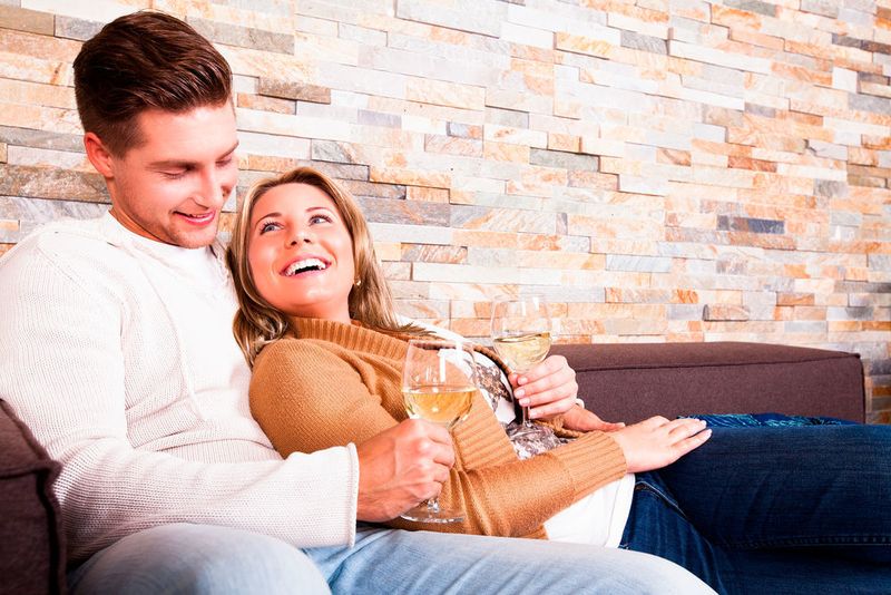 November 2018: Deutschland verhängte seine erste Geldbuße wegen Verletzung der DSGVO im November 2018. Die Social- und Dating-Website Knuddels.de meldete im September eine Datenschutzverletzung von 1,87 Millionen Kombinationen aus Benutzernamen und Passwörtern sowie 800.000 E-Mail-Adressen von Nutzern. Die Landesdatenschutzbehörde Baden-Württemberg stellte fest, dass die Webseite die Passwörter im Plaintext gespeichert hatte, was gegen die Richtlinie der DSGVO zur „Pseudonymisierung und Verschlüsselung personenbezogener Daten
