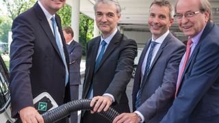 Die weltweit erste Wasserstofftankstelle mit zwei Betankungssystemen, v.l.: Dr. Andreas Opfermann (Linde), Guillaume Larroque (TOTAL), Matthias Klietz (BMW), Dr. Veit Steinle (Bundesministerium für Verkehr und digitale Infrastruktur). (Bild: BMW Group)