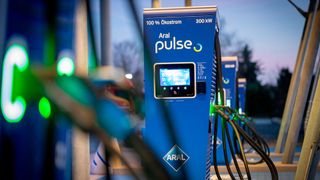 Aral will beim Ausbau des Ladenetzes Gas geben. (Bild: Aral)