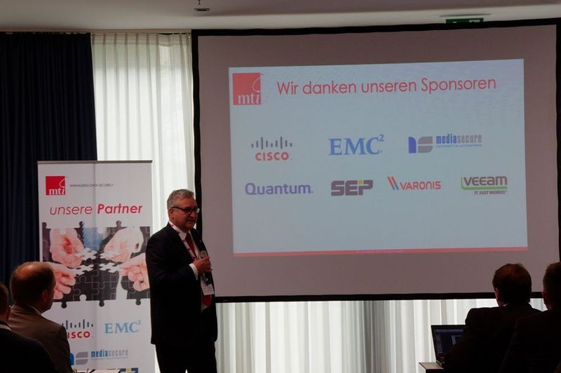 Martin Träger, MTI, bedankte sich bei den Sponsoren des Kongresses. (MTI)