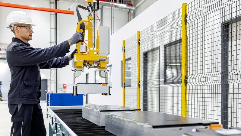 Ob gebrauchte Hochvoltbatterien ins Recycling gehen (wie hier bei Mercedes-Benz) oder weiterverwendet werden, ist abhängig von ihrem Zustand.(Bild:  Mercedes-Benz)