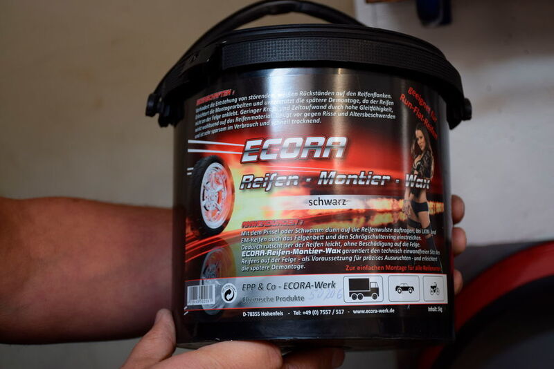 Auch Kleinigkeiten erfreuen die Kunden: Schwarze Montagepaste beseitigt das leidige Problem mit unschönen Anhaftungen nach der Montage teurer Reifen schon im Ansatz. (Holz / »kfz-betrieb«)