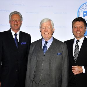 Verhaltene Aussichten (v.li.): Für das laufende Jahr rechnen ZDK-Vizepräsident Ulrich Fromme, ZDK-Präsident Robert Rademacher und Bundesinnungsmeister Wilhelm Hülsdonk mit einem Neuwagengeschäft unter drei Millionen Einheiten. Service und Gebrauchtwagensektor werden sich nach Ansicht des Verbandes hingegen auf Vorjahresniveau stabilisieren.