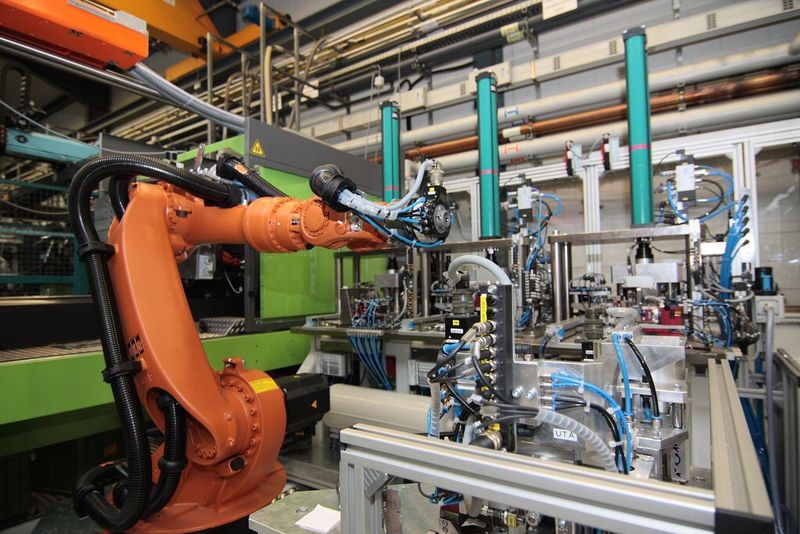 Fertigungsanlage für ein Elektronikgehäuse mit umspritzten Steckerkontakten. (Bild: FWB)