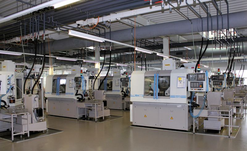 Die Duplex M644 CNC ist eine reine Schneckenfräsmaschine. Sie eignet sich für die Bearbeitung von Messing- und Stahlschnecken bis maximal Modul 2,5 (Stahl). (Fanuc)