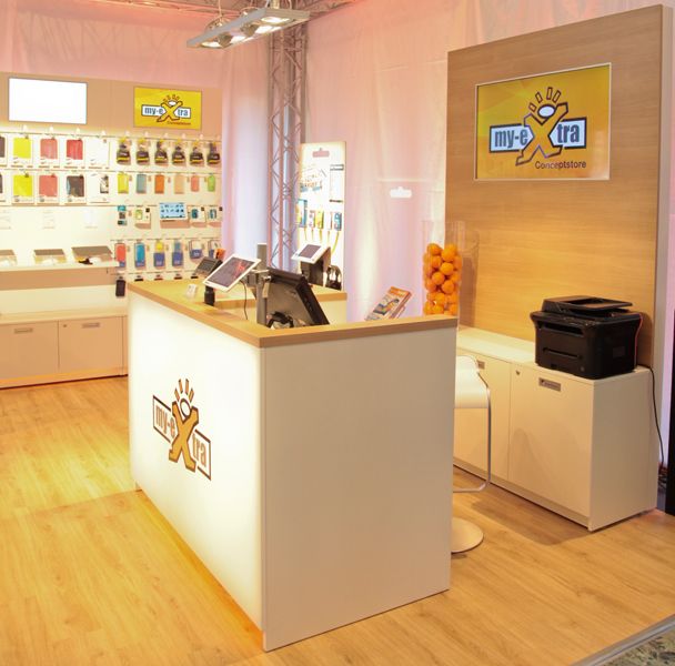 Nach dem Motto „Der begehbare Online-Shop“ ist das brodos.net Kiosk jeweils in Theke, Dialogcounter und Ausstellungsfläche integriert. (Bild: Brodos)