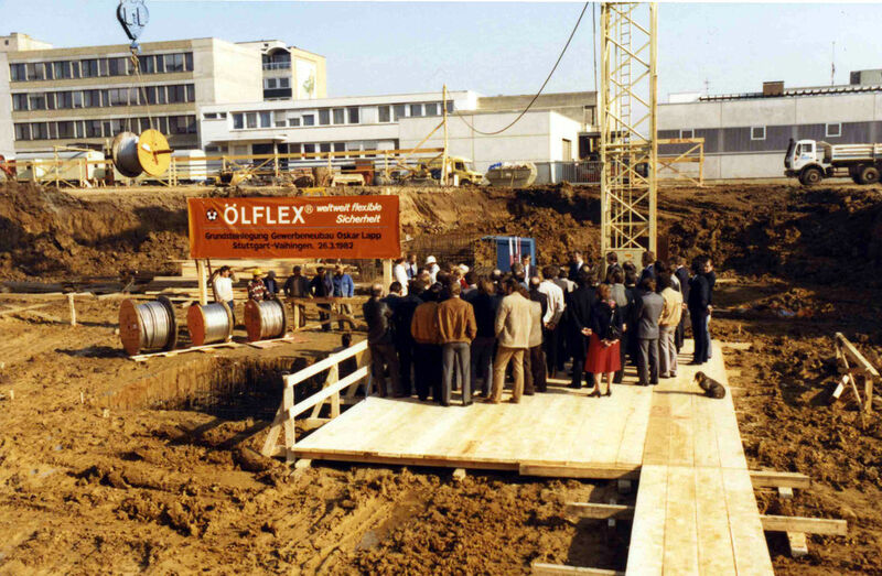 Bild 4: Familie Lapp bei der Grundsteinlegung des Gewerbeneubaus im Gewerbegebiet Stuttgart-Vaihingen-Möhringen 1983 (Bild: Lapp)