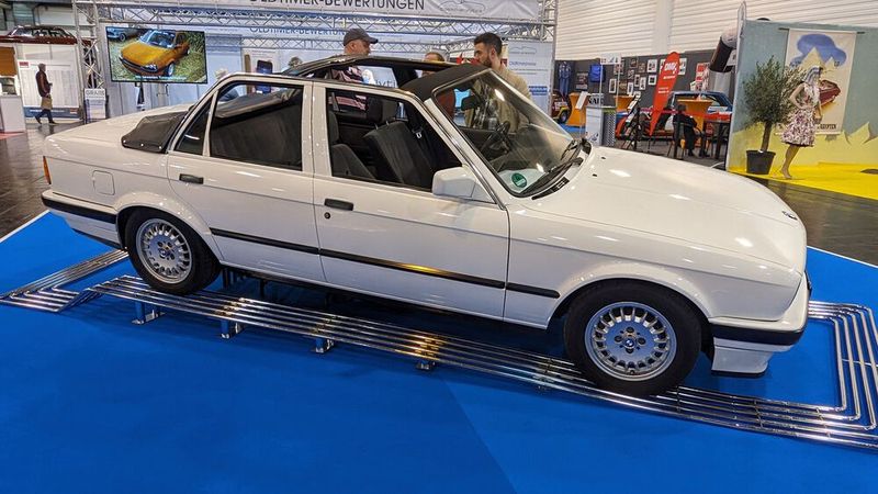 Ein Baur-E30-Cabriolet ist schon etwas Seltenes, aber das hier ist eine absolute Rarität: das wohl weltweit einzige seiner Art mit vier Türen. Es wurde einst als Werksprototyp gefertigt. Ein Sammler kaufte es einst aus der Insolvenzmasse der Firma Baur heraus. (Bild: Dominsky – VCG)