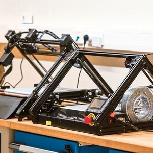 Für das neue Modell, den 3D-Drucker One Pro, gibt es einen integrierten Spulenhalter im Bauraum, der bis zu 1 kg Spulen unterstützt.(Bild:  IFactory)