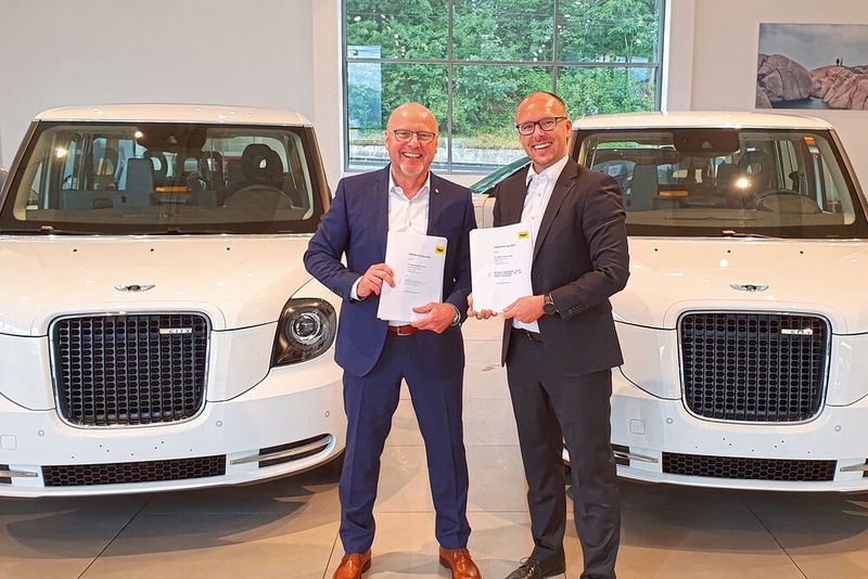 Historischer Moment: Das Autohaus Markötter wird erster deutscher LEVC-Händler. Den Schritt besiegeln (v. li.) Geschäftsführer Ralf Markötter und der LEVC-Regionalleiter Westeuropa, Thomas Goldboom. (Bild: LEVC)