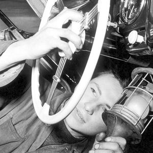 Eine Aufnahme aus dem ersten Suttgarter Produktionsjahr: Mit der klassischen Werkstatt-Rundlampe auf „Qualitätsuche“. (Bild:  Porsche AG)