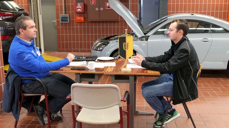 Jannis Paul Salvesen aus Baden-Württemberg erläutert hier dem Prüfer Oliver Weckler die wichtigen Punkte bei einer Dialogannahme. (Bild: Schmidt – autoFACHMANN)