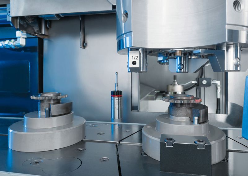 Der Teiletransport erfolgt über eine O-Automation. Das Be- und Entladen der VLC 100 GT funktioniert nach dem Pick-up-Prinzip. Ebenfalls im Bild, der Messtaster. (Bild: Emag)