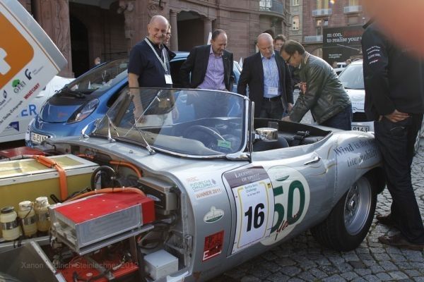Bertha Benz Challenge 2012, 2. Tag: Präsentation der Fahrzeuge vor dem MannheimerSchloss am Vormittag. Ein Blick unter die Motorhaube des elektrischen Jaguar E-Type Serie 1 des Windreich-Teams. (Ulrich Steinlechner)